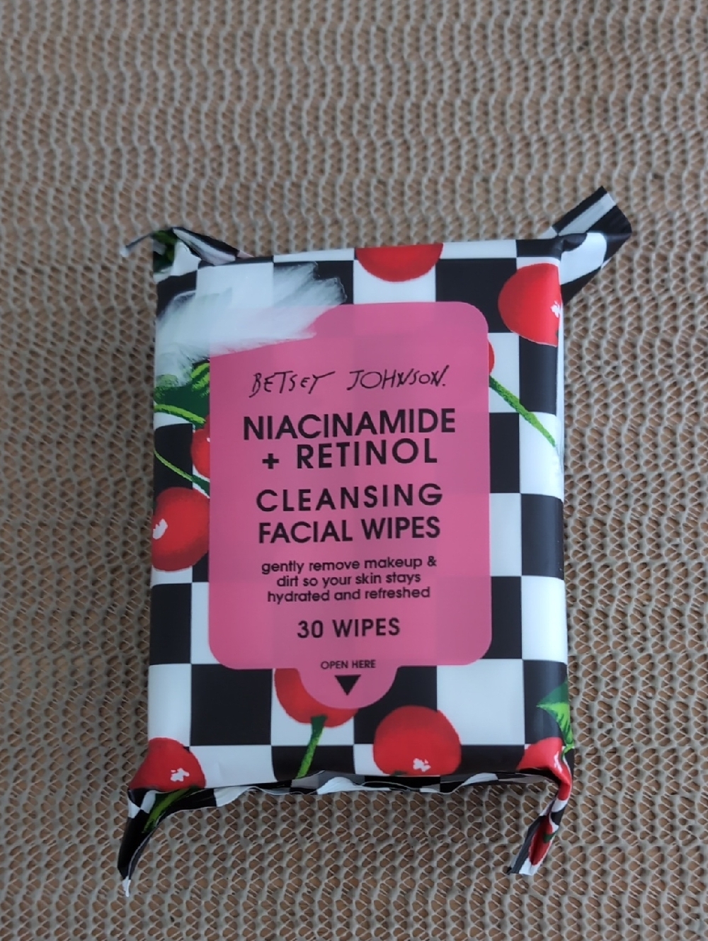 Betsey Johnson  Niacinamide + Retinol Facial Wipes New